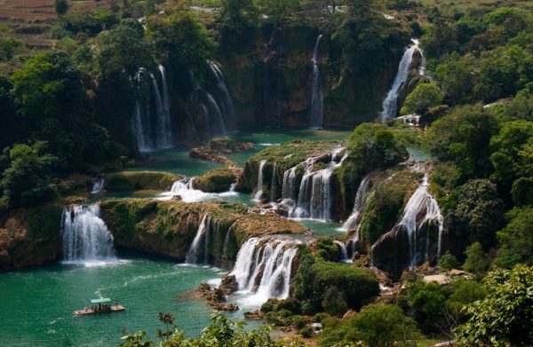 Detian Falls - By jankgo (https://www.flickr.com/photos/liljango/4603008936/) [CC BY 2.0 (https://creativecommons.org/licenses/by/2.0)], via Wikimedia Commons
