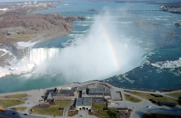 Horseshoe Falls March 2006 - By User Rgl168 on en.wikipedia [GFDL (http://www.gnu.org/copyleft/fdl.html), CC-BY-SA-3.0 (http://creativecommons.org/licenses/by-sa/3.0/) or CC BY-SA 2.5 (https://creativecommons.org/licenses/by-sa/2.5)], from Wikimedia Commons