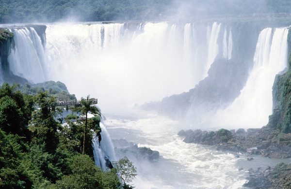 Wasserfälle Von Iguacu, Paraguay/Brasilien - Di Reinhard Jahn, Mannheim [CC BY-SA 3.0 (https://creativecommons.org/licenses/by-sa/3.0)], attraverso Wikimedia Commons
