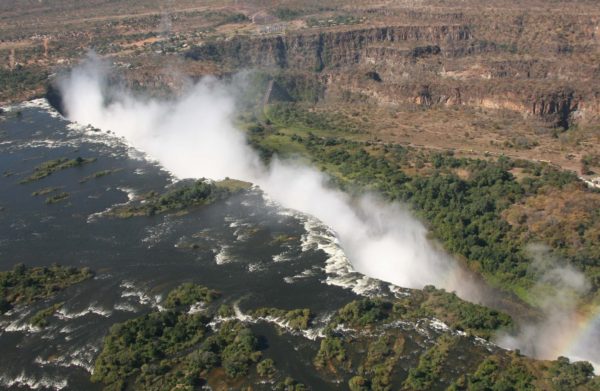 Zambia Mosi Oa Tunya - By Ferdinand Reus from Arnhem, Holland ('Mosi-oa-Tunya’) [CC BY-SA 2.0 (https://creativecommons.org/licenses/by-sa/2.0)], via Wikimedia Commons
